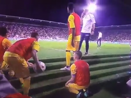 Los jugadores del Frosinone lanzaron balones durante el partido. Captura/SkySports