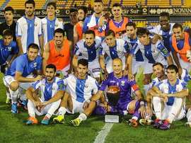 Los jugadores del Leganés posan con el Trofeo Puchero de Alcorcón. Twitter