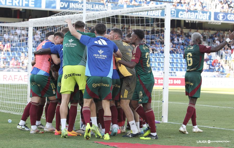 El Oviedo consigue en Tenerife una bala extra por el ascenso
