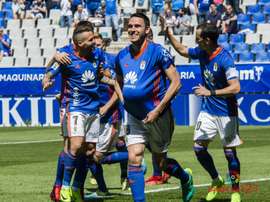 Los jugadores del Oviedo celebran uno de los goles del partido ante el Sevilla Atlético. Twitter/LaL