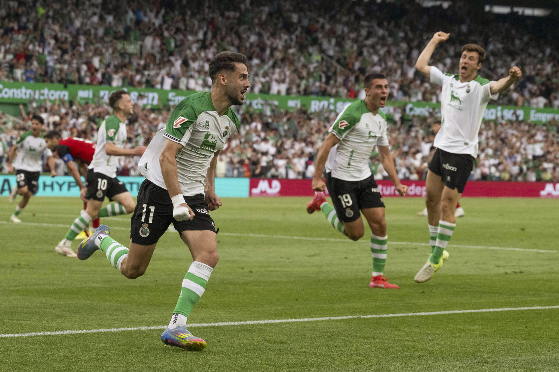 El Racing salva su peculiar bola de partido