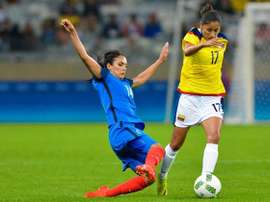 Louisa Cadamuro intenta robarle un balón a Carolina Arias. EFE
