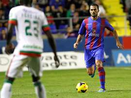 Loukas Vyntra disputando un partido con el Levante. UDLevante
