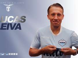 Lucas Leiva posa con la camiseta de la Lazio. SSLazio