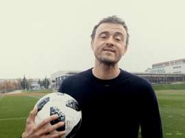 Luis Enrique se atrevió con los toques de balón. Twitter/Sefutbol