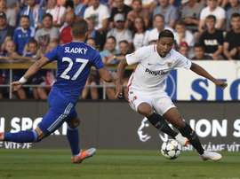 Muriel battles for the ball. Twitter/SevillaFC