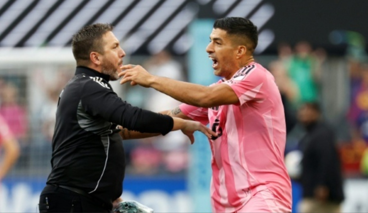 Se amplía a 9 partidos la sanción de Luis Suárez por el escupitajo