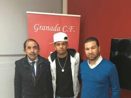 Luizinho, posa junto a Cordero, director deportivo del Granada. Twitter