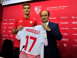 Marco Andreolli, durante su presentación como nuevo jugador del Sevilla. Twitter