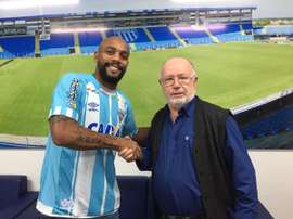 Maicon posa con la camiseta del Avai. AvaiFC