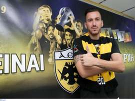 Giannikoglou fue presentado este miércoles por el AEK Atenas. Twitter/AEKOFFICIAL