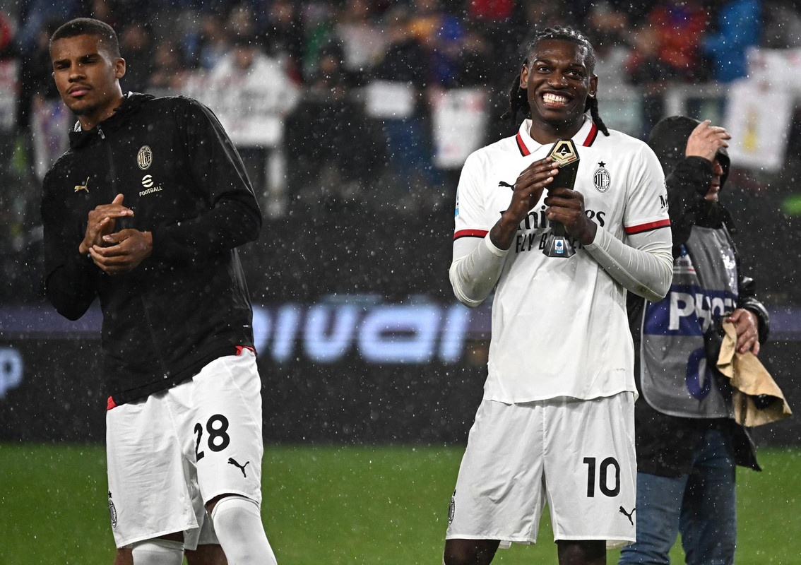 Bukayo Saka castiga o Milan na estreia de Allegri