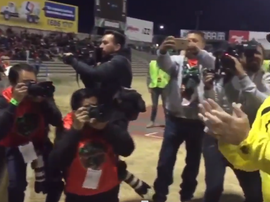 Maradona recibió el cariño de la grada rival. Captura/Olé