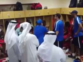 Maradona arengó a sus jugadores del Al-Fujairah de esta manera. Twitter/FootbieEspaña
