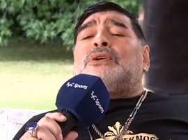 Maradona se met à chanter en italien. Captura/TyCSports
