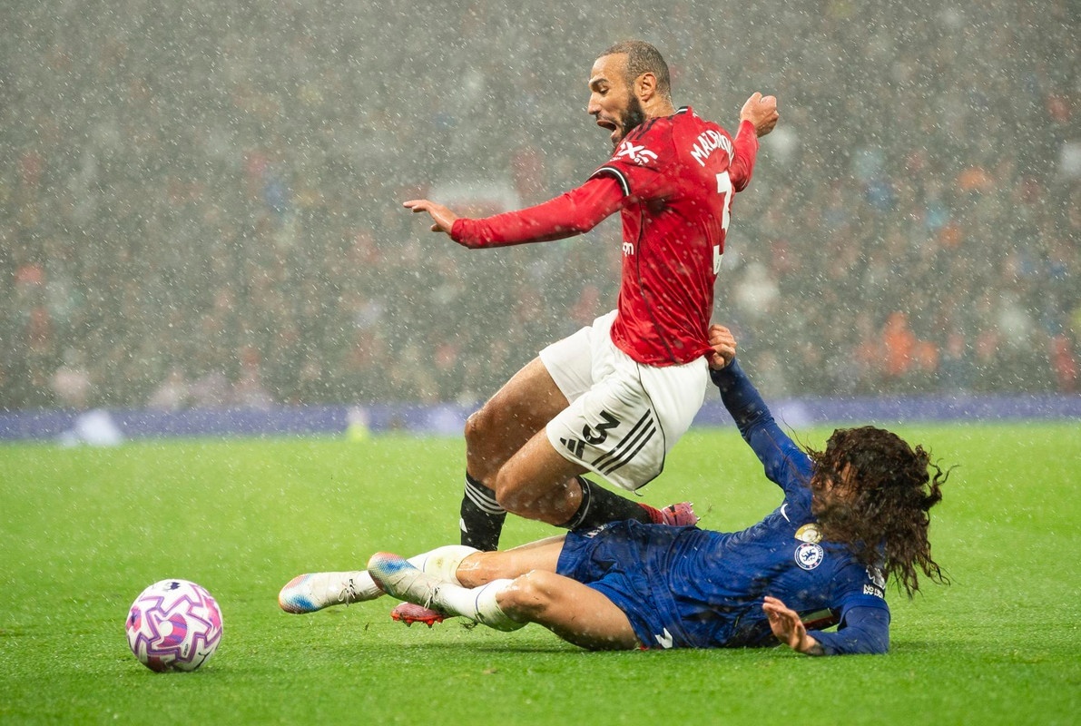Cucurella explica las rojas del Chelsea
