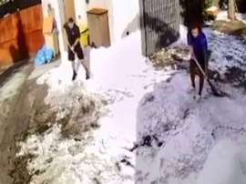 Marcelo retire la neige sur ordre de son entraîneur. Captura/Instagram/AdolfoMadrid