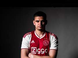 Marin Razvan assina pelo Ajax. Twitter @AFCAjax