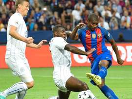 Marlon Santos intenta un remate en un partido contra el Leicester. AFP