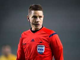 Martin Strombergsson arbitra un partido. Twitter