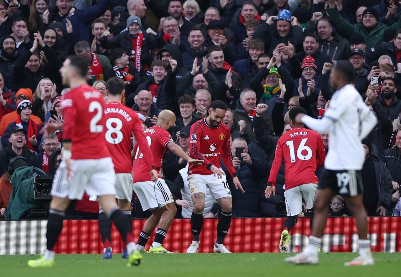 Brasileiros brilham, United resolve no apagar das luzes com Carrick 100%