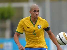Matheus Doria disputa un partido con las categorías inferiores de la selección brasileña. Twitter
