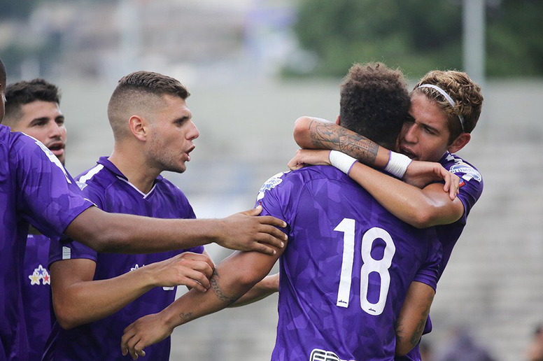 Matías Etchegoyen celebra un gol con algunos de sus compañeros de equipo. Twitter/Metropolitanos_