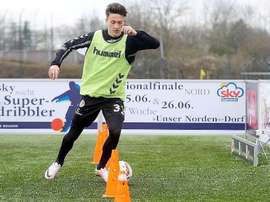 Maurice Litka trata de batir el récord de Leo Messi en una prueba de velocidad y técnica. Bild