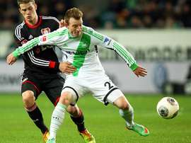Maximilian Arnold protege un balón en un partido ante el Bayer Leverkusen. VFLWolfsburg