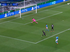 Maxwel Cornet abriu o placar para o Lyon contra o Manchester City. Captura/MovistarLigadeCampeones