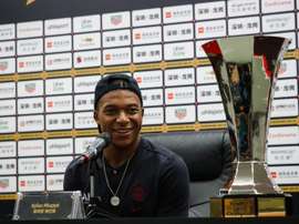 Mbappé fier de ce premier titre de la saison. PSG_inside