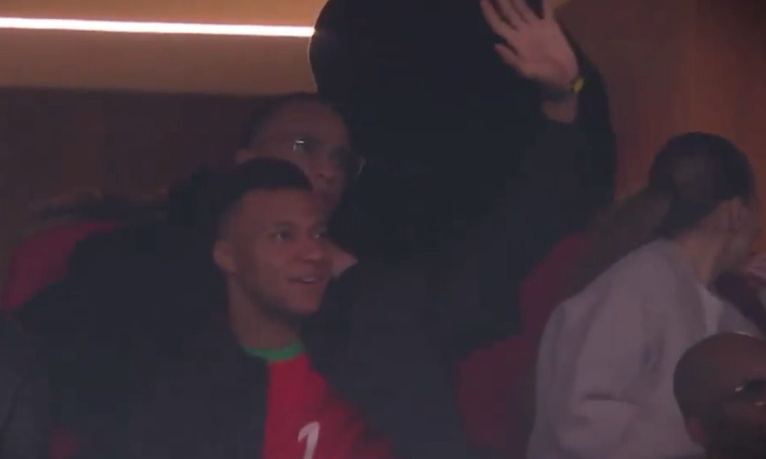 Coppia del Real Madrid legata mentre Mbappé assiste alla partita del Marocco