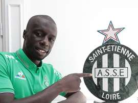 Mbengue posa con el escudo del Saint Etienne. SaintEtienne