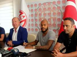 MBolhi probará suerte con el Antalyaspor. Twitter