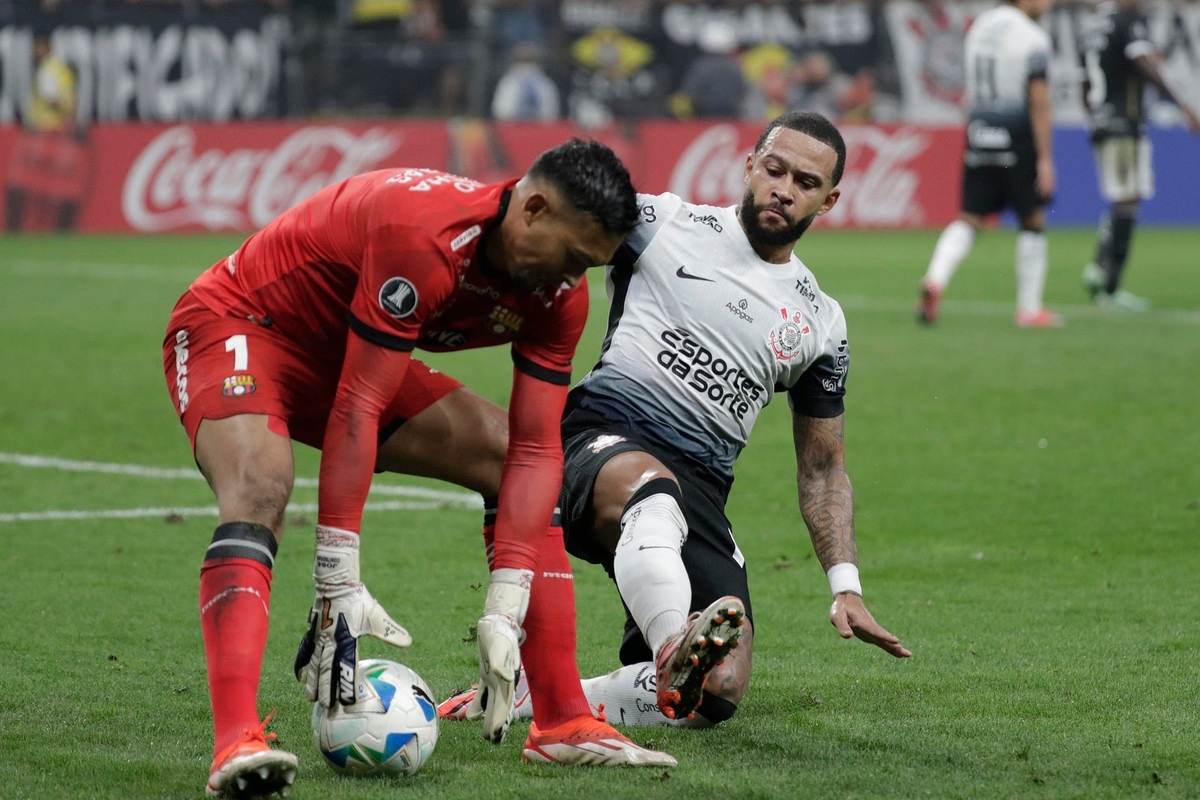 Barcelona deja al Corinthians de Depay fuera de la Libertadores