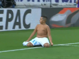 Menino dá ponta pé inicial na partida entre Olympique de Marseille e Rennes. Twitter @Real_Casuals_6