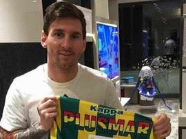 El argentino guardó la camiseta que le enviaron desde Argentina. Instagram/Leomessi