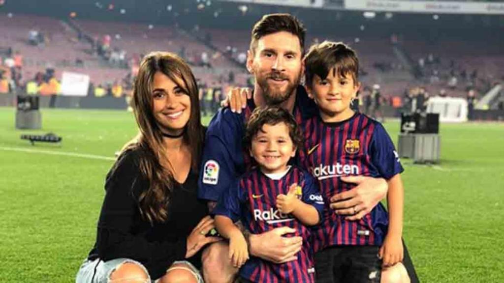 La Familia Messi Posó Con Los Dos Trofeos En El Camp Nou - BeSoccer