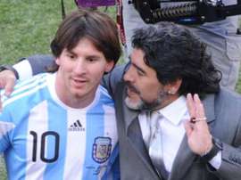 Messi, junto a Maradona en el Mundial 2010. Twitter