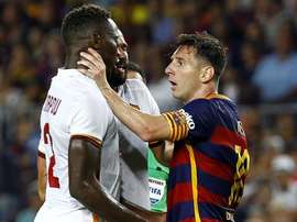Messi llegó a agarrar del cuello a Yang-Mbiwa durante el Barcelona-Roma. Twitter