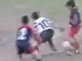 Messi fait un beau dribble sous le maillot de Newell's à 12 ans. Youtube