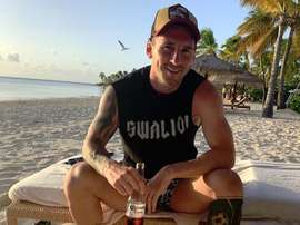Messi troca o mate pela cerveja. Insgram/AntonelaRocuzzo