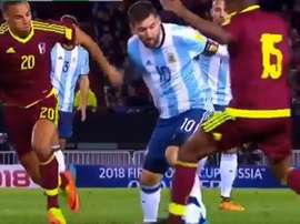 Messi realizó un caño sobre Murillo. Twitter