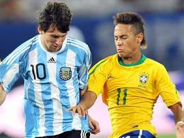 Messi e Neymar podem ser os próximos a gravas as suas pegadas no Maracaná. EFE