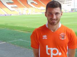Michael Caine ya posa con su nuevo equipo. BlackpoolFC