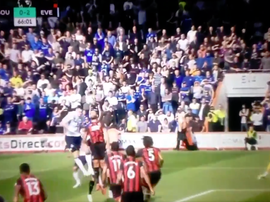 Michael Keane heads in Everton's second. Captura/NBCSports