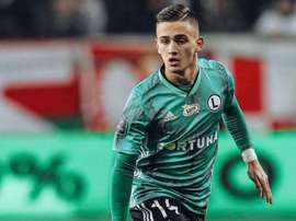 Legia blinde Karbownik et l'éloigne du Barça. Twitter/LegiaWarszawa