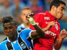 Miller Bolaños(i), del Gremio, terminó de esta guisa el primer tiempo ante el Internacional. Twitter