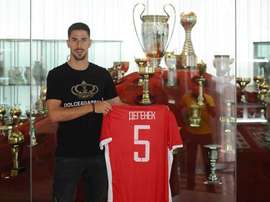 Degenek firma por el Estrella Roja. Twitter/crvenazvezdafk