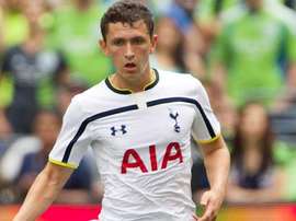 Milos Veljkovic, disputando un partido con el Tottenham. Twitter